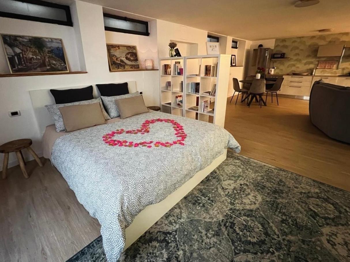 La Perla Apartment มอนซา ภายนอก รูปภาพ